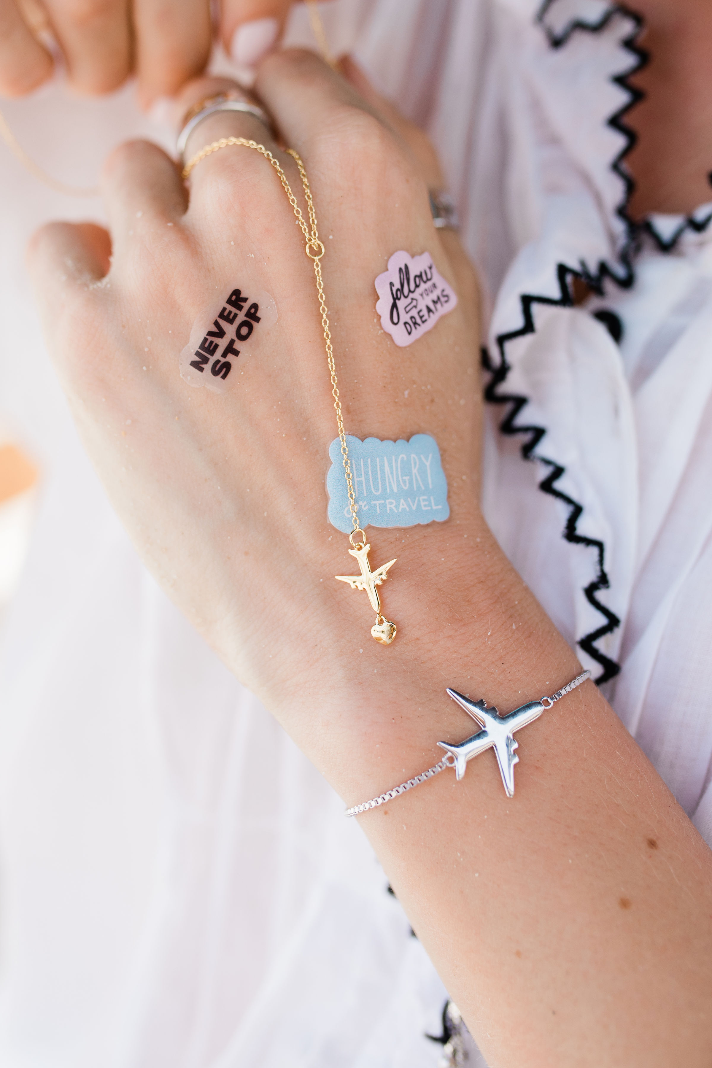Airplane kisses in gold from ZOLDI jewels shop